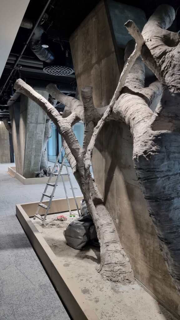 Sztuczne drzewa w trakcie budowy – vivarium