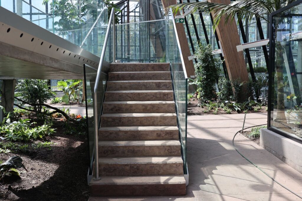 Dekorative Treppenverkleidungen, deren Farbe und Textur an die Gehwege angepasst sind.