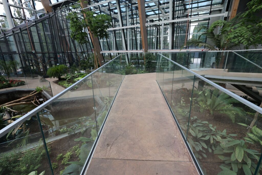 The footbridge surface is made using stamped concrete (presscrete) echnology.
